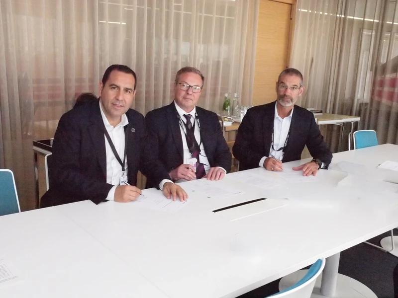 Firma del acuerdo entre Indra y Fintraffic.